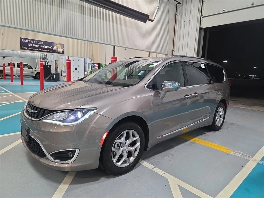 2017 Chrysler Pacifica Limited's photo